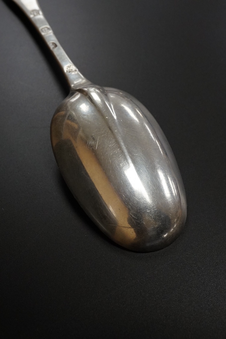 A Queen Anne Britannia standard silver dog nose spoon, by William Scarlett, London, 1702, wit rat-tail bowl and later? engraved crest, 19.3cm, 57 grams.